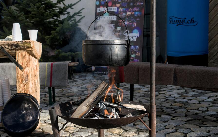 Feuerschale im Hof auf Pflastersteinen mit Kochtopf